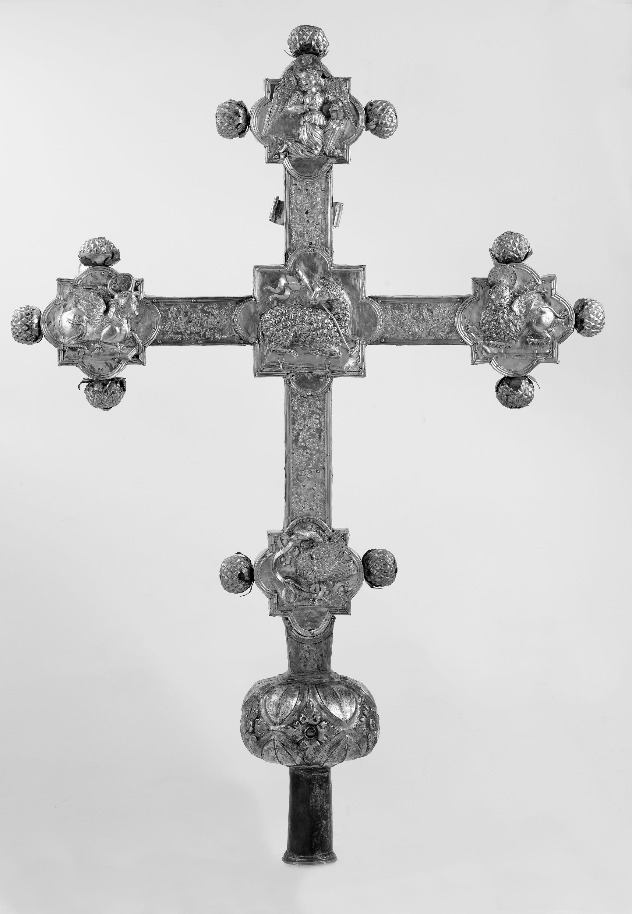 Croce processionale, 1500-1524 circa, argento fuso, sbalzato, cesellato, bulinato, parzialmente dorato, legno - Barge, Parrocchiale