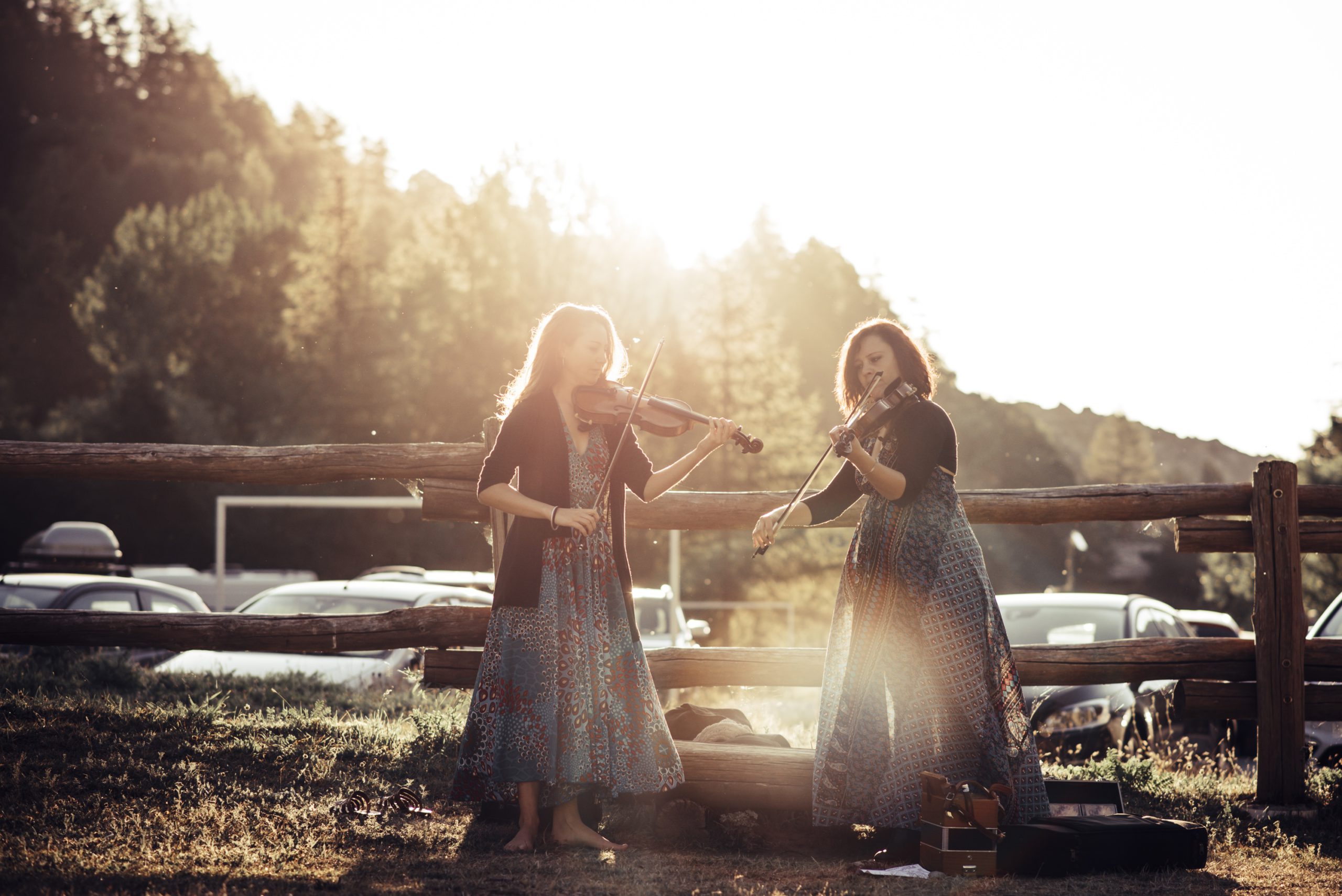 Una delle "aubadas" del festival Occit'amo: concerti all'alba in rifugio, attendendo il sorgere del sole: due violiniste al sorgere del sole