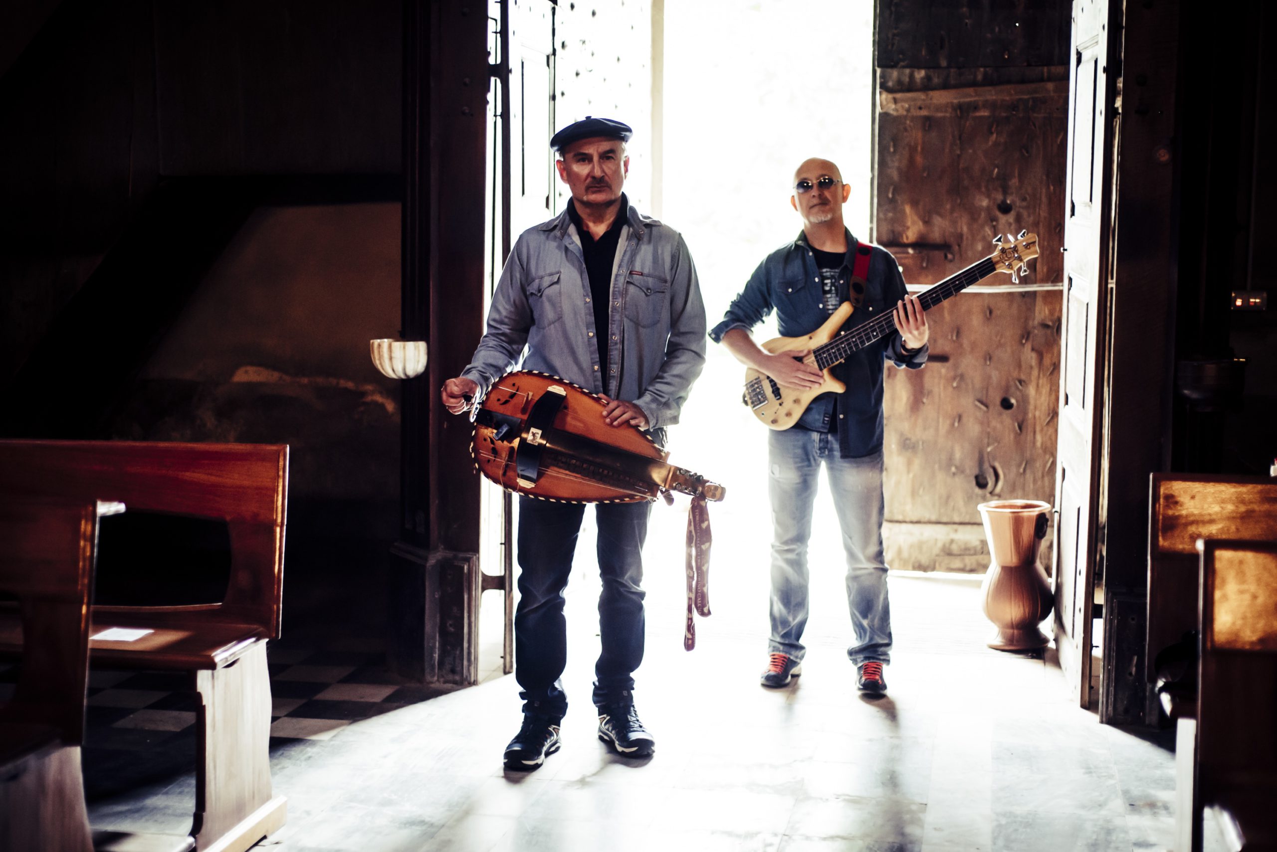 Dentro alla chiesa di Celle Macra Sergio Berardo con la ghironda, accompagnato dal bassista dei Lou Dalfin, Carlo Revello