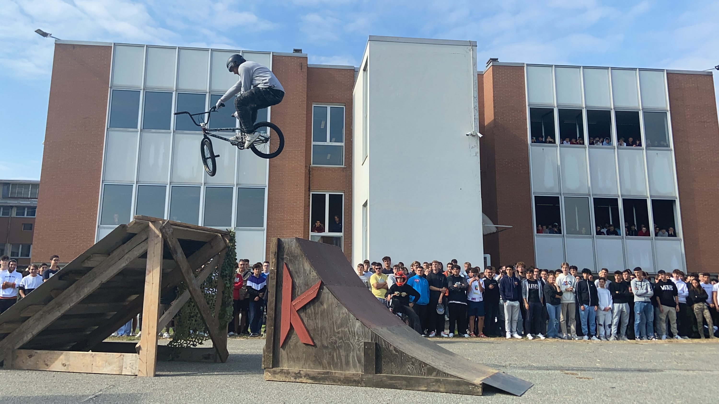 Un'evoluzione del campione di BMX Alessandro Barbero, testimonial di Ride to School al Vallauri