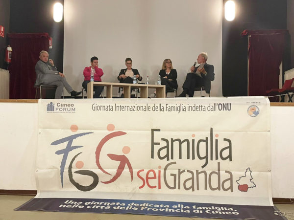 La tavola rotonda “La famiglia oggi e domani. Aspettando la Festa delle Famiglie di settembre” che si è svolta al Teatro San Giorgio di Cavallermaggiore