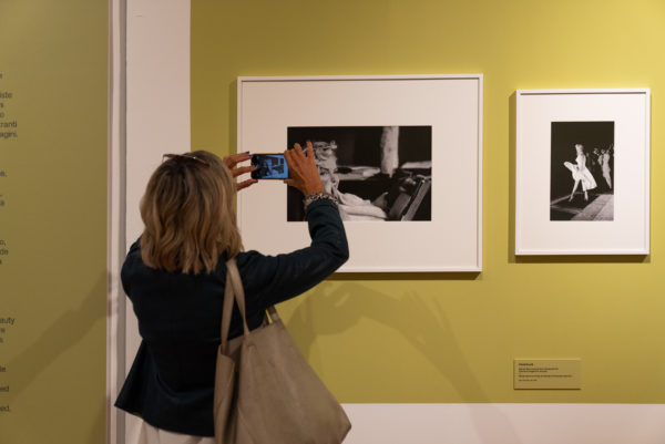 Due fotografie di Elliot Erwitt che ritraggono Marilyn Monroe esposte a La Castiglia di Saluzzo (ph. Marco Rostagno)