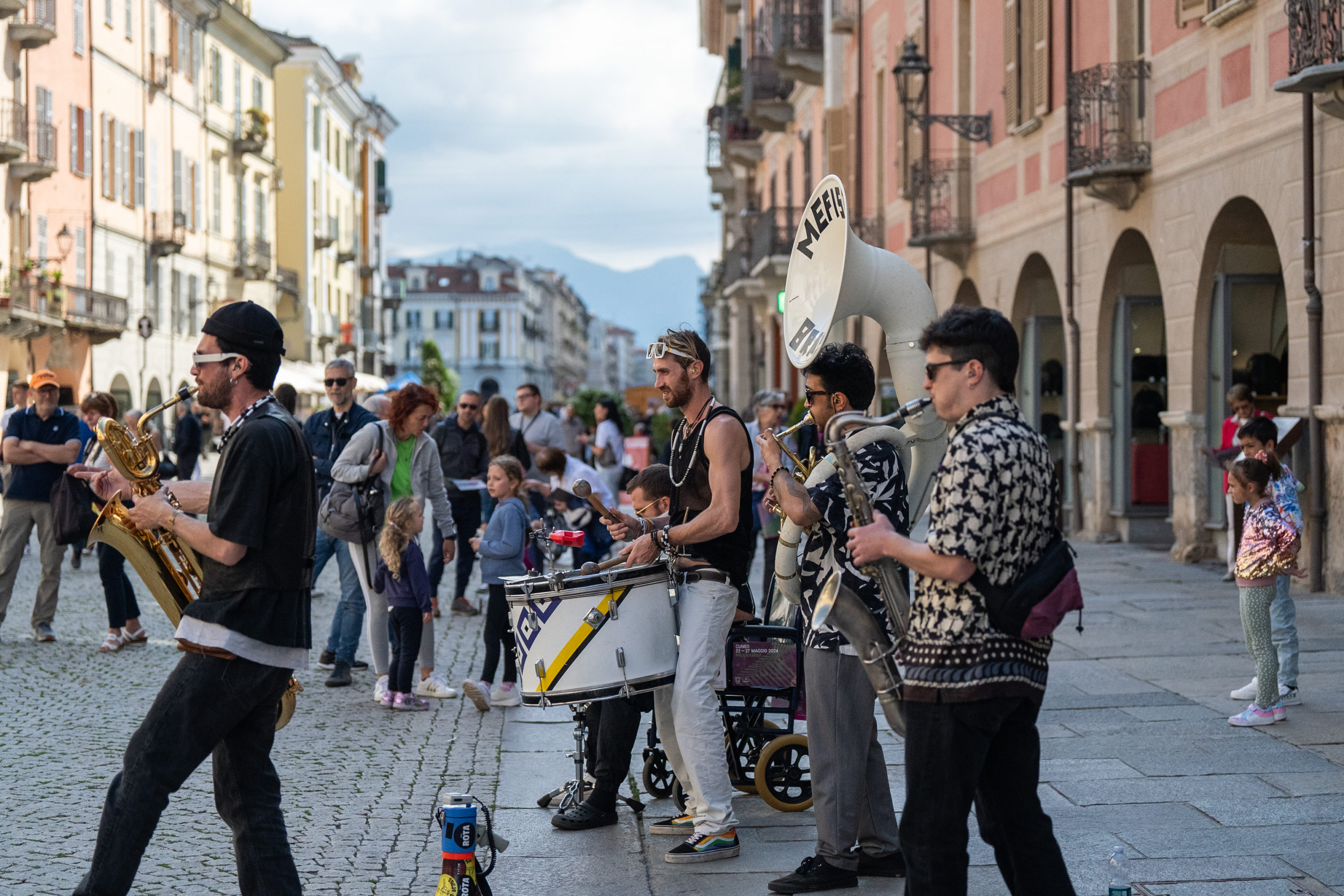 La scapigliata Mefisto Brass Street Band in via Roma a Cuneo (©️Fondazione Artea - @withartvideo)