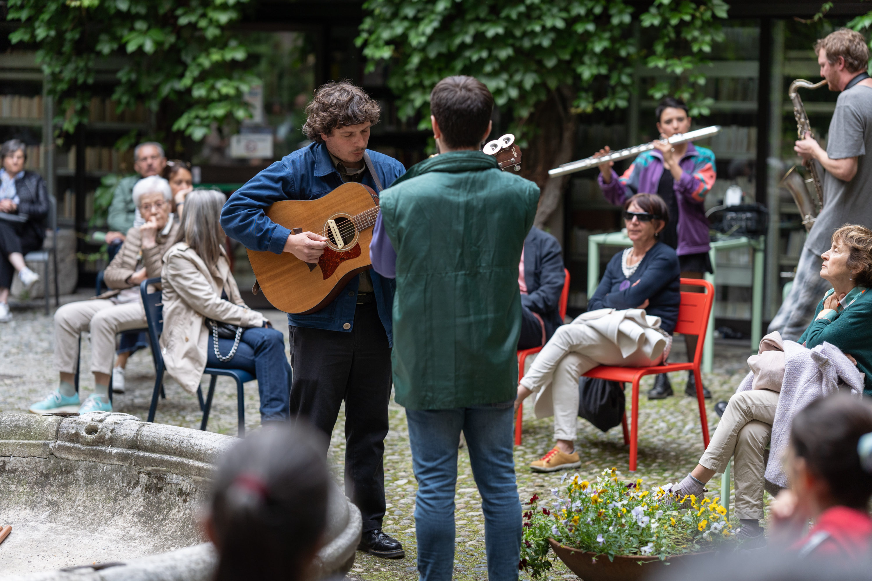 I Six Memos nel cortile della Biblioteca Civica (©️Fondazione Artea - @withartvideo)