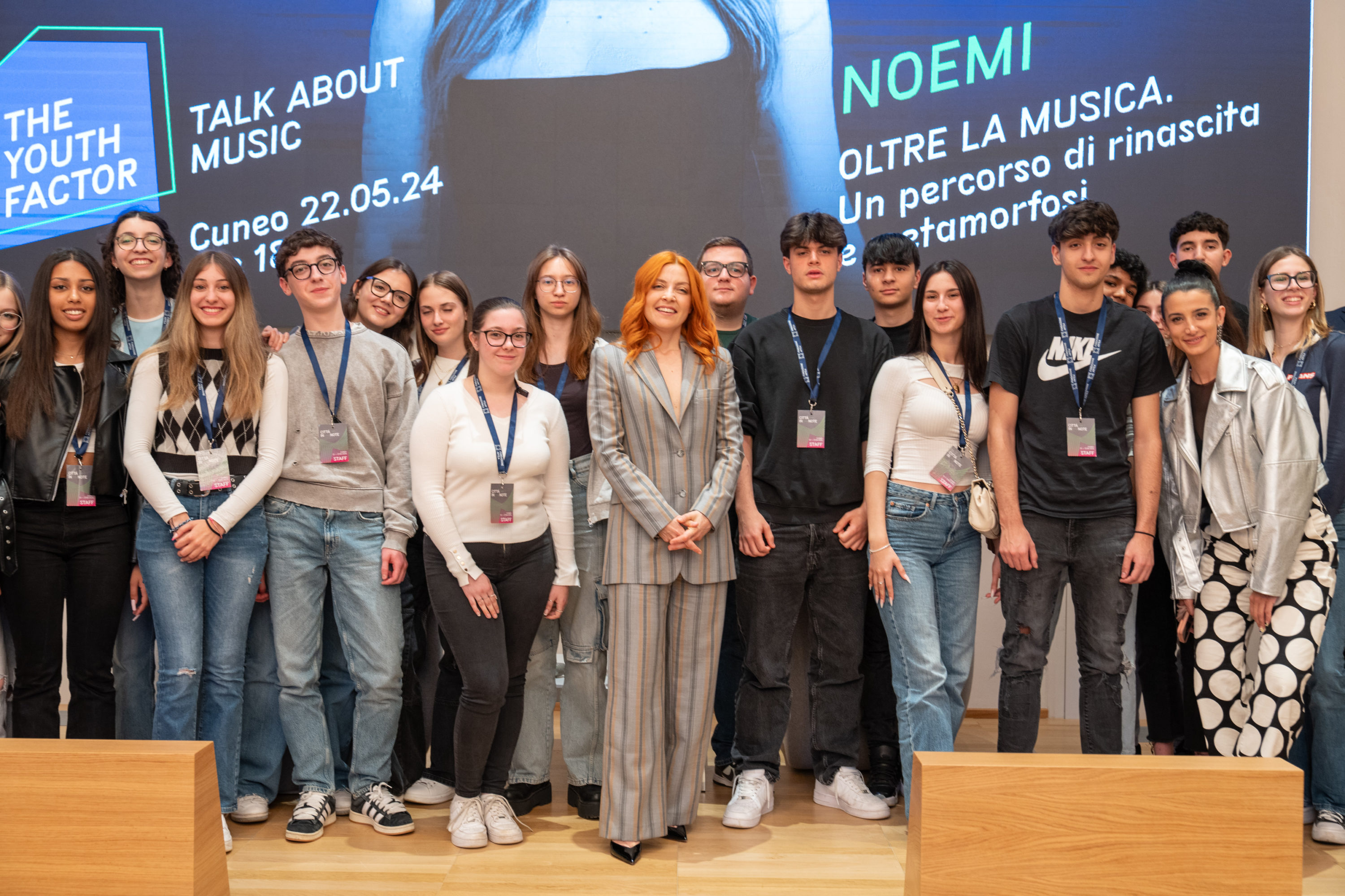 Foto di gruppo per Noemi, Margherita Devalle e i giovani partecipanti all'ultimo appuntamento di The Youth Factor in Confindustria a Cuneo (©️Fondazione Artea - @withartvideo)