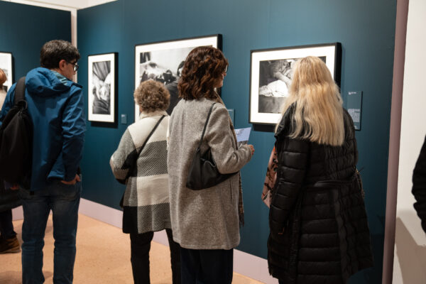 Visitatori alla mostra "Elliott Erwitt. L'ideale fuggevole" in corso alla Castiglia di Saluzzo