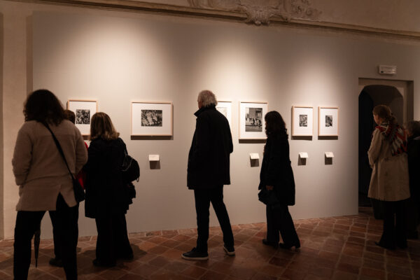 Appassionati e curiosi alla mostra "Robert Doisneau. Trame di vita" visitabile al Filatoio di Caraglio anche nelle festività natalizie